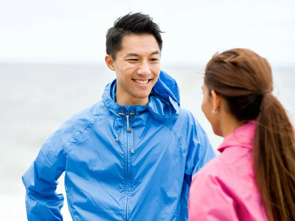 Jeune couple debout à la plage — Photo