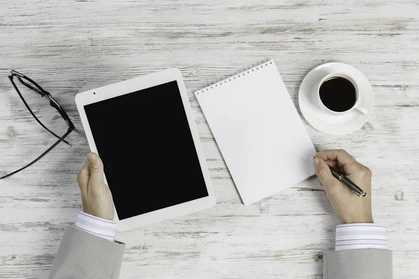 Tablet PC ile elinde boş perde