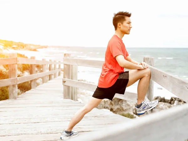 Junger Mann treibt Sport am Strand — Stockfoto