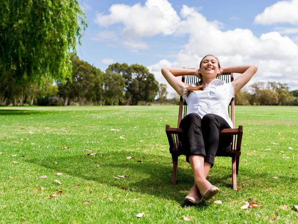 Jovem empresária relaxante durante sua pausa no parque — Fotografia de Stock