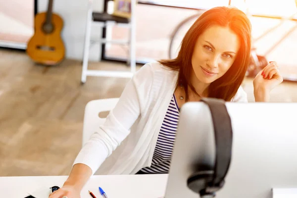 Zufriedener Unternehmer oder Freiberufler im Büro oder zu Hause — Stockfoto