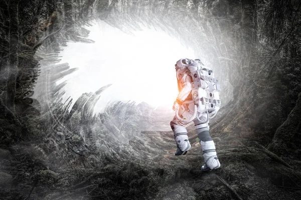 Spaceman igång snabbt. Mixed media — Stockfoto