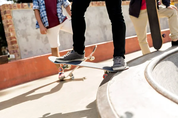 Tonårspojke skateboard utomhus — Stockfoto