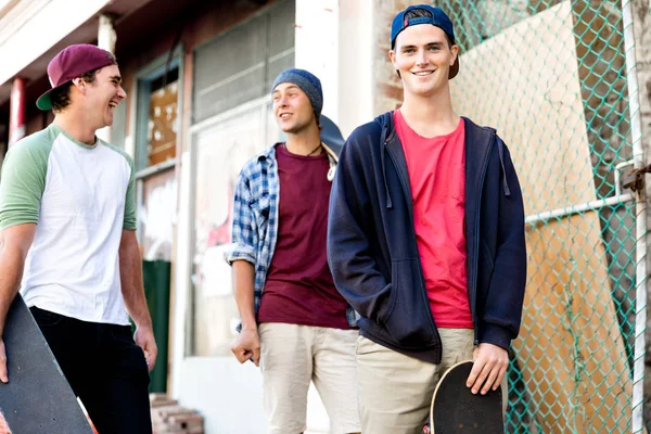 Друзья-подростки, гуляющие по улице — стоковое фото