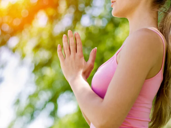 Young woman doing yoga in the park — Stock Photo, Image