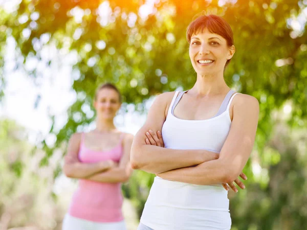 Jeunes femmes faisant de l'exercice dans le parc — Photo