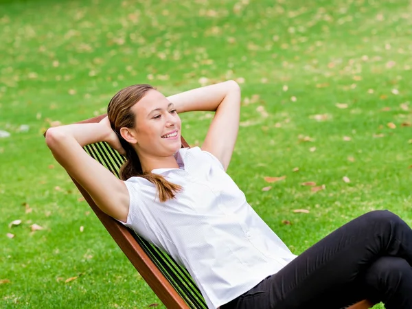 Genç işkadını Park onun mola sırasında rahatlatıcı