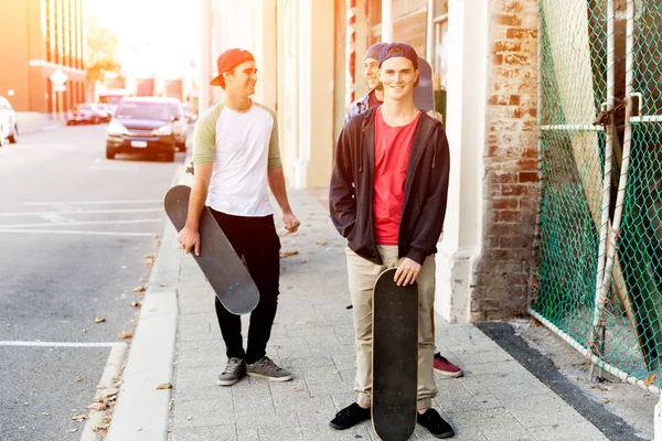 Amigos adolescentes caminando por la calle — Foto de Stock