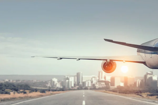 Avión en el cielo. Medios mixtos — Foto de Stock