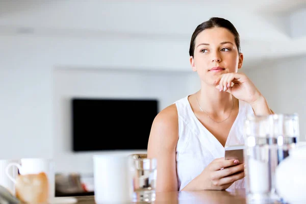 Portret van een jonge vrouw met telefoon — Stockfoto