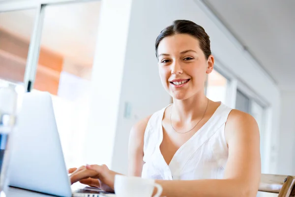 Joven hermosa mujer trabajando en su computadora portátil —  Fotos de Stock