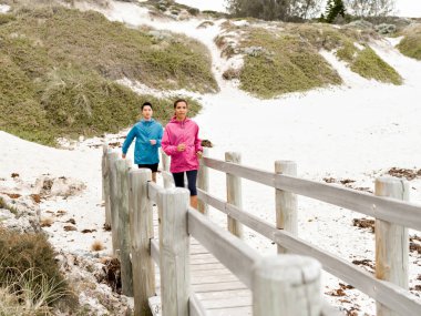 Genç çift çalışan deniz kıyısında