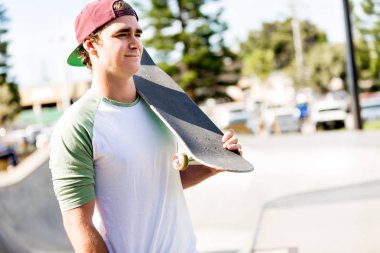 Açık havada kaykay ayakta ile genç çocuk