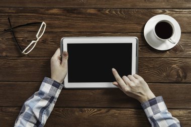 Tablet PC ile elinde boş perde