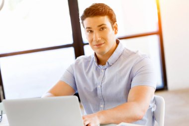 Bilgisayarda çalışan yakışıklı işadamı