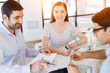 mutlu genç iş adamları bir toplantı grubu