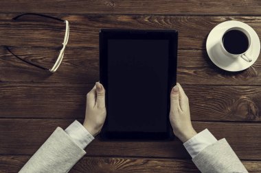 Tablet PC ile elinde boş perde