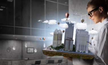 Kadın sunan inşaat modeli. Karışık teknik