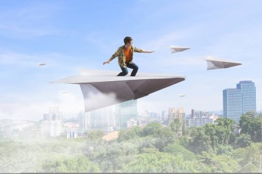 Hipster adam sörf gökyüzü. Karışık teknik