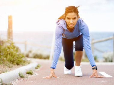 Genç Bayan deniz kenarında çalışmaya hazır