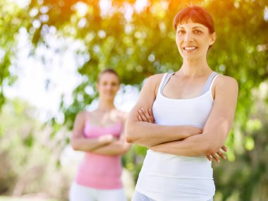 Genç kadın parkta egzersiz