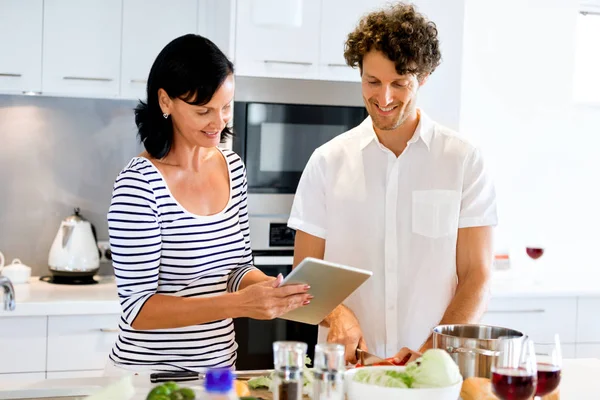 Paar kocht gemeinsam zu Hause — Stockfoto