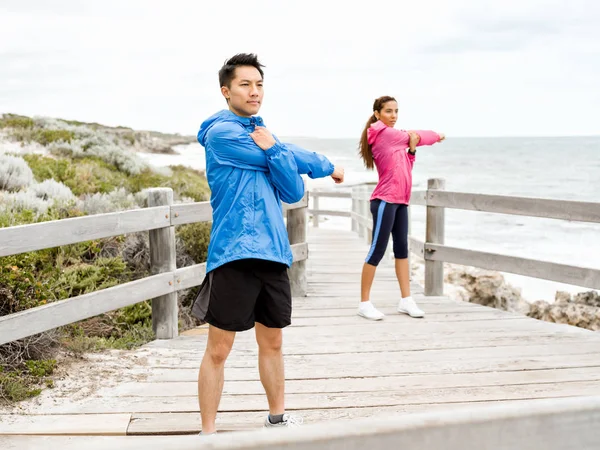 Junges Paar am Meer bei Übungen — Stockfoto