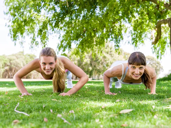 Junge Frauen beim Sport im Park — Stockfoto