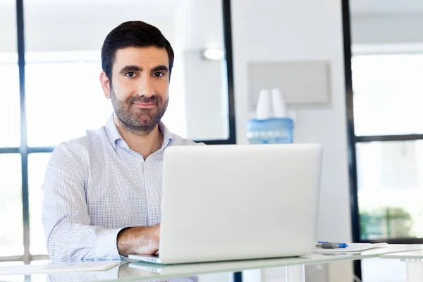 Knappe zakenman werkt op computer — Stockfoto