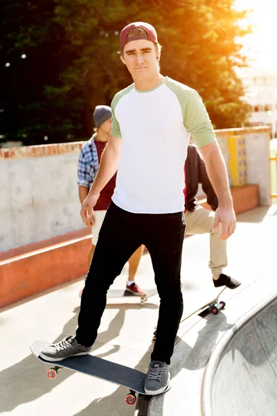 Teenage boy skateboarding outdoors — Stock Photo, Image
