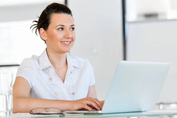 Retrato de mulher de negócios que trabalha no computador no escritório — Fotografia de Stock