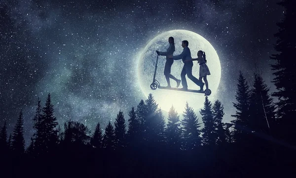 Famiglia contro luna piena. Mezzi misti — Foto Stock