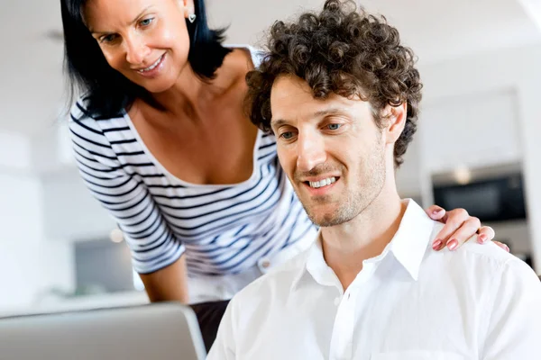 Casal em casa usando laptop — Fotografia de Stock