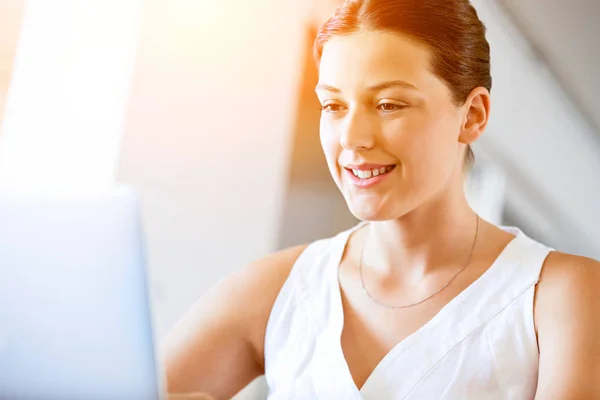 Joven hermosa mujer trabajando en su computadora portátil — Foto de Stock