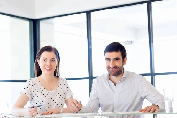 Beeld van twee jonge zakenlui in kantoor — Stockfoto