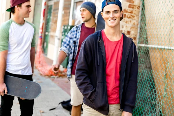 Amis adolescents marchant dans la rue — Photo