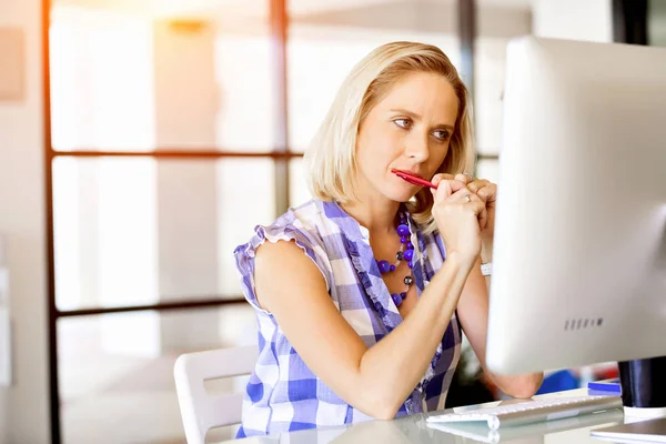 Retrato de mulher de negócios que trabalha no computador no escritório — Fotografia de Stock