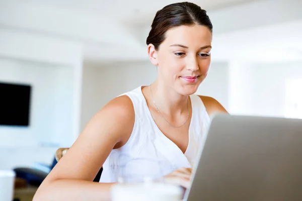 Young beautiful woman working on her laptop — Stock Photo, Image