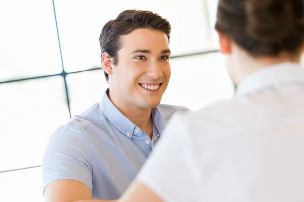 Ung man i casual i office — Stockfoto