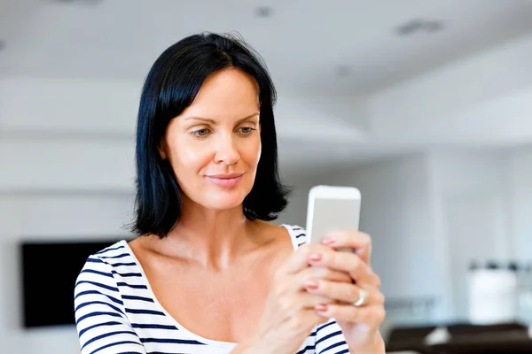 Retrato de mulher atraente segurando telefone — Fotografia de Stock