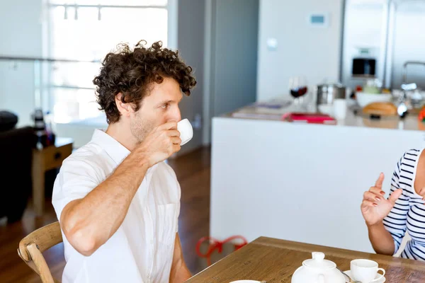Homem tomando chá em casa — Fotografia de Stock