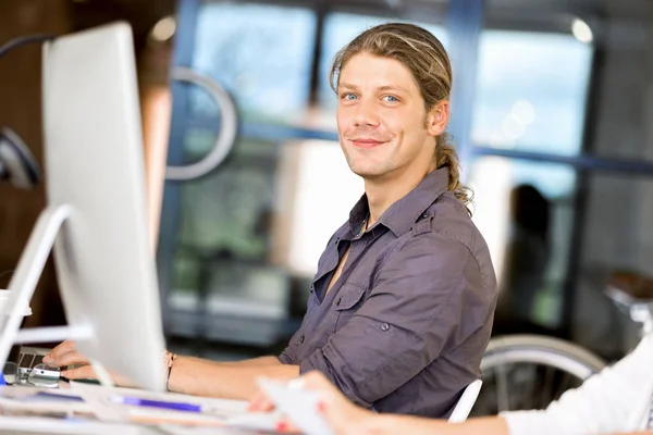 Hombre de negocios guapo trabajando en la computadora — Foto de Stock