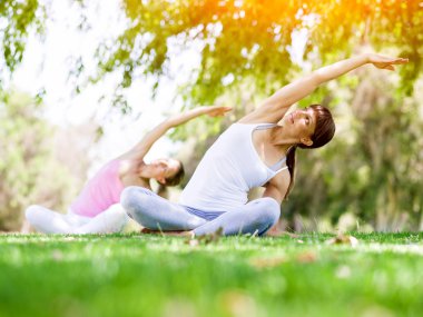 Genç kadın parkta egzersiz