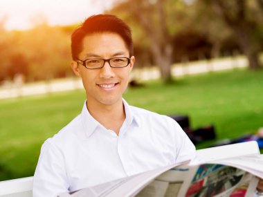 Genç işadamı Park onun mola sırasında rahatlatıcı