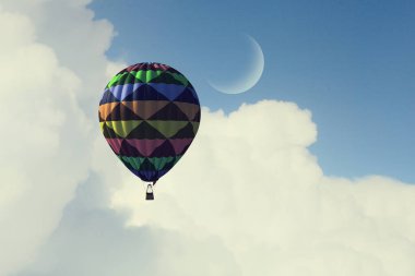 Aerostat gün gökyüzünde yüzen. Karışık teknik