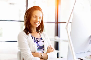 Mutlu girişimci veya serbest meslek sahibi bir ofis veya ev içinde