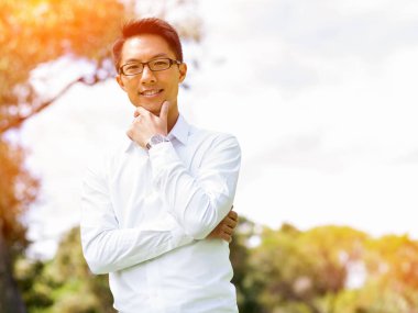 Genç işadamı Park onun mola sırasında rahatlatıcı