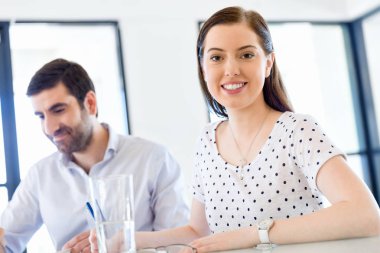 İki genç iş adamları Office görüntü