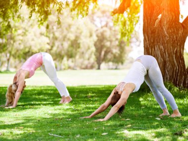 Genç kadın parkta egzersiz