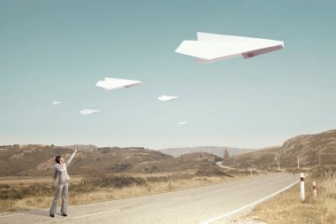 Origami uçak gökyüzünde uçan. Karışık teknik